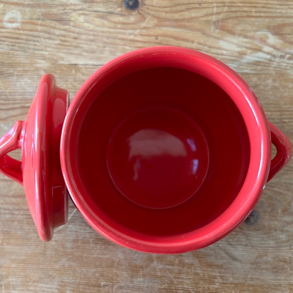 Royal Doulton Chanticlair Christmas Red Porcelain Stoneware Small Lidded Crock - Picture 2 of 5